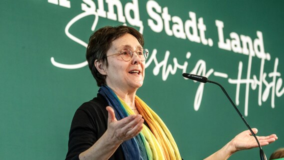 Monika Heinold (Bündnis90/Die Grünen, l) hält eine Rede © picture alliance Foto:  Markus Scholz