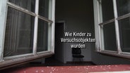 Blick durch Fenster in ein verlassenes Gebäude. © NDR 