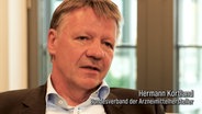 Hermann Kortland, Mitglied des Bundesverbands der Arzneimittelhersteller. © NDR 