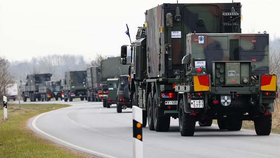 Ein Konvoi zum Transport des Flugabwehrraketensystems Patriot verlässt das Bundeswehr-Gelände der Flugabwehrraktengruppe 26 in Husum. © dpa Foto: Frank Molter