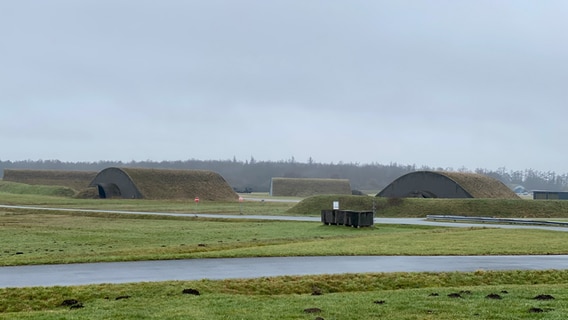 Auf dem Gelände sind Flugzeugbunker zu sehen. © Jörn Zahlmann Foto: Jörn Zahlmann