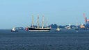 Das Museumsschiffs «Peking» hat den Hafen von Brunsbüttel verlassen und wird von zwei kleinen Schleppern begleitet. © NDR 