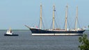 Das Museumsschiffs «Peking» fährt auf der Elbe und wird von einem kleinen Schleppern begleitet. © NDR 