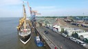 Das Museumsschiffs «Peking» befindet sich im Hafen. Am Ufer gibt es mehrere Berge an Sand und Materialien und verschiedene Autos, die dort parken. © NDR 