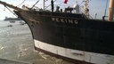 Das Museumsschiffs «Peking» hat an der Seite eine Aufschrift mit dem Namen des Schiffes. © NDR 