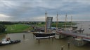 Das Museumsschiffs «Peking» passiert eine geöffnete Brücke. © NDR 