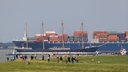 Das Museumsschiff Peking befindet sich auf dem Wasser. Hinter dem Schiff ist ein großes Containerschiff. © dpa-Bildfunk Fotograf: Christian Charisius