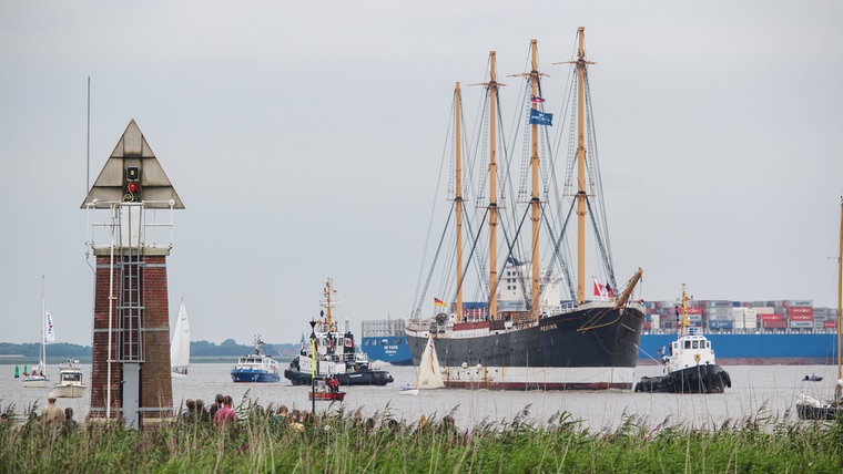 Das Schiff Peking befindet sich auf dem Wasser und wird von mehreren Schiffen begleitet. © Daniel Koch Fotograf: Daniel Koch