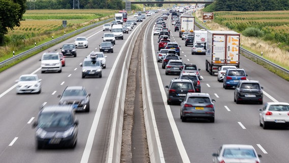 Zahlreiche Fahrzeuge sind auf einer Autobahn unterwegs.  Foto: Philipp von Ditfurth