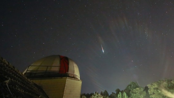 Ein Meteor am Nachthimmel, an der VHS Sternwarte Neumünster. © Marco Ludwig Foto: Marco Ludwig
