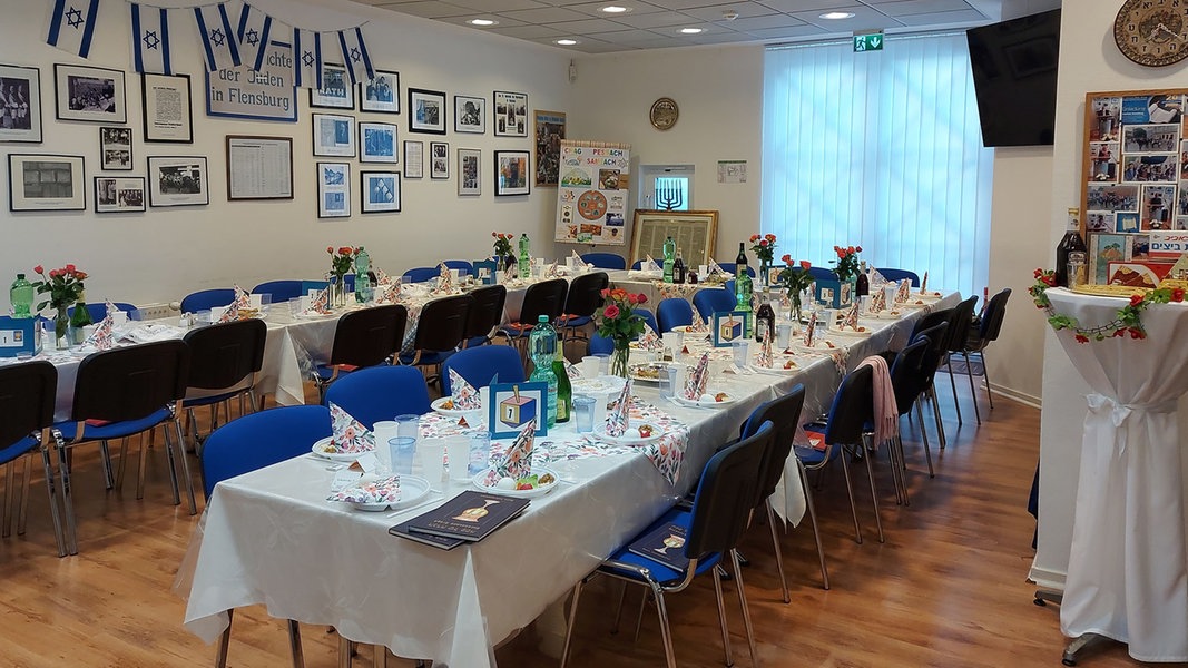 Die Jüdische Gemeinde Flensburg hat den Tisch im Gemeindezentrum festlich zum traditionellen Seder-Essen zu Beginn des Pessach-Festes eingedeckt.