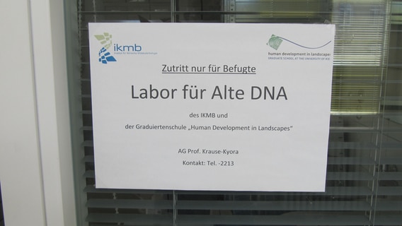 Ein Schild mit der Aufschrift "Labor für Alte DNA". © NDR Foto: Jens Zackarias