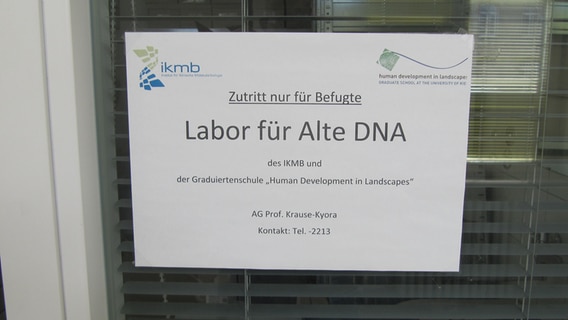 Ein Schild mit der Aufschrift "Labor für Alte DNA". Ein Schild mit der Aufschrift "Labor für Alte DNA". © NDR Foto: Jens Zackarias