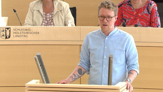 Lasse Petersdotter (Bündnis 90/Die Grünen) spricht bei der Aktuellen Stunde im Landtag Lasse Petersdotter (Bündnis 90/Die Grünen) spricht bei der Aktuellen Stunde im Landtag © NDR
