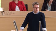 Lasse Petersdotter (Bündnis 90/Die Grünen) spricht bei der Aktuellen Stunde im Landtag © NDR 