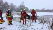 Einsatzkräfte der Feuerwehr Neumünster retten zwei Pferde aus dem zugefrorenen Einfelder See bei Neumünster. © Fachdienst Feuerwehr, Rettungsdienst und Katastrophenschutz Neumünster Foto: Nils Lenkewitz