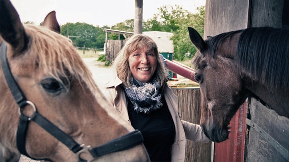Pflegerin Petra Teegen mit zwei Pferden © NDR Foto: Cornelius von Tiedemann