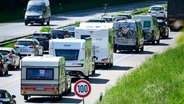 Zahlreiche Wohnmobile, Wohnwagen und Autos stehen auf der Autobahn A1 bei Ratekau im Stau. © dpa-Bildfunk Foto: Jonas Walzberg