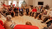 Mehrere ältere Damen sitzen in einem Kreis. © NDR Foto: Lornz Lorenzen