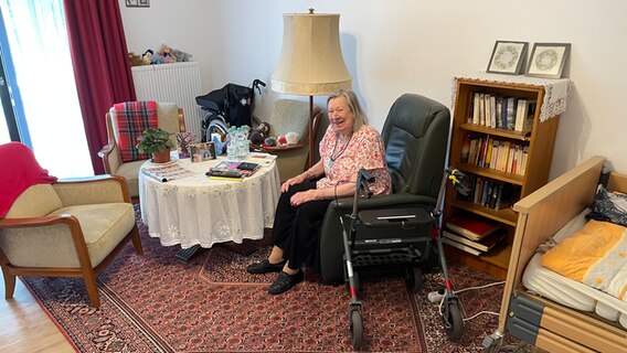 Eine Bewohnerin der Pflegediakonie sitzt lachend in ihrem Zimmer. © Berit Ladewig Foto: Berit Ladewig