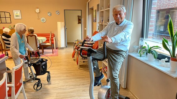 Ein Altenheimbewohner macht Sport im Gemeinschaftsraum. © Berit Ladewig Foto: Berit Ladewig