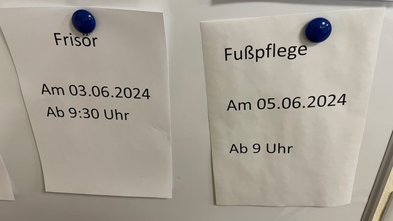 Zwei aufgehängte Zettel weisen auf einen Fußpflege und einen Frisörtermin in einer Einrichtugn hin © Berit Ladewig Foto: Berit Ladewig