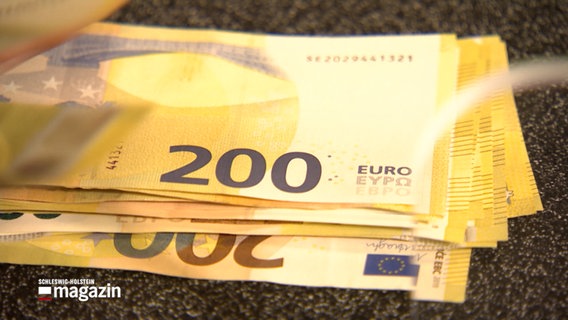Mehrere 200-Euro-Geldscheine liegen auf einem Tisch. © NDR 