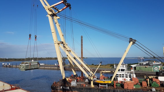 Der Phasenschieber hängt am Kranhaken eines Transportschiffes © NDR Foto: Sven Jachmann