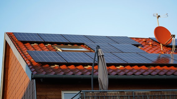 Mehrere Photovoltaik-Panele auf einem Hausdach © picture alliance Foto: Yven Dienst