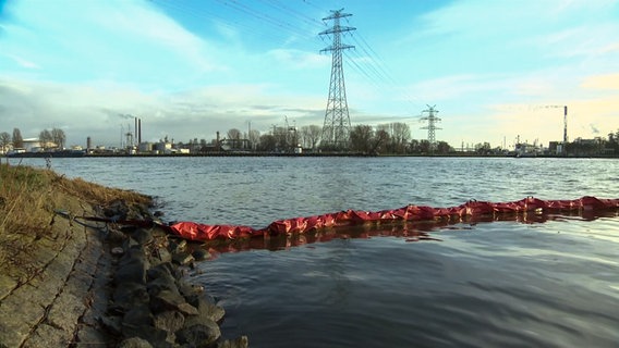 Eine Ölsperre liegt auf der Wasseroberfläche des NOK in Brunsbüttel nach einem Pipeline-Leck. © NDR 