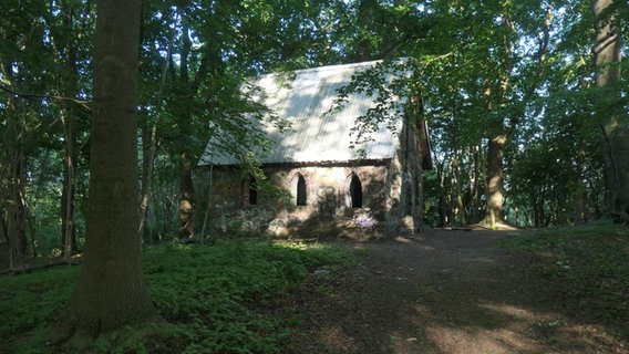 Blick auf eine kleine, alte Kapelle. © Dietrich von Horn Foto: Dietrich von Horn