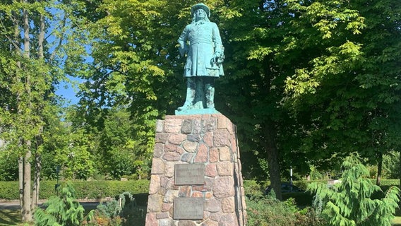 Eine Statue des Kurfürsten Friedrich-Wilhelm von Brandenburgsteht an der Uferpromenade in Eckernförde. © NDR Foto: Corinna Below