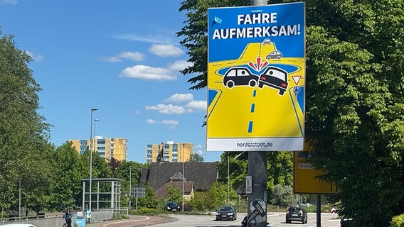 Auf einem Straßenplakat steht "Fahre Aufmerksam!" © NDR Foto: Danielle Taberelli