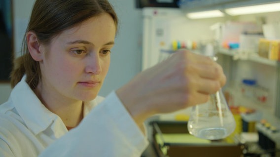 Seorang wanita bekerja di laboratorium.  © NDR 