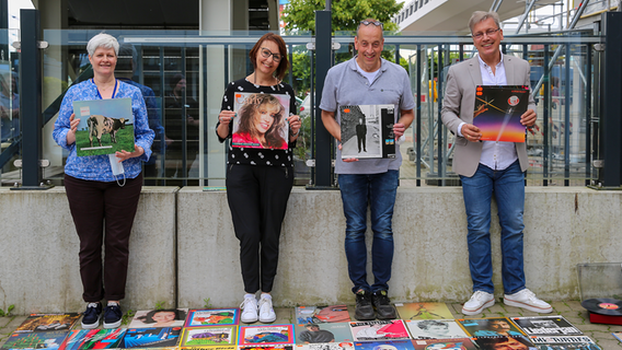 Zwei Frauen und zwei Männer stehen vor dem Landesfunkhaus in Kiel und halten Schallplatten in den Händen. © NDR Foto: Pavel Stoyan
