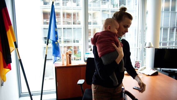 Gyde Jensen hat ihr Baby im Büro auf dem Arm. © NDR Foto: Lornz Lorenzen