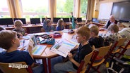 Eine Schulklasse lernt Plattdeutsch. © NDR 