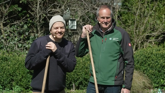 Samir Chawki und Thomas Balster stehen in einem Garten und lächeln in eine Kamera. © NDR Foto: Christoph Klipp