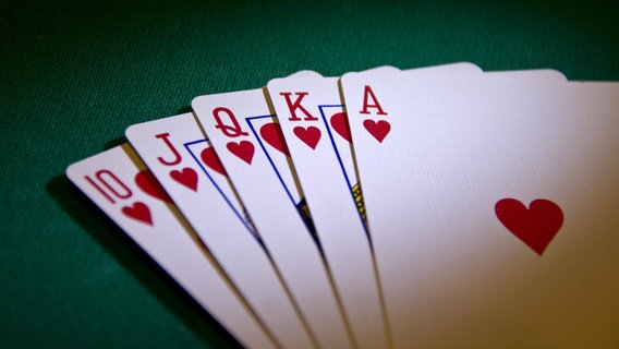 Ein Royal flush Poker-Blatt liegt auf grünem Hintergrund. © imago images / Panthermedia Foto: imago images / Panthermedia