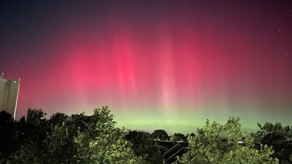 Polarlichter aufgenommen in Bad Oldesloe. © Kathrin Studt Foto: Kathrin Studt