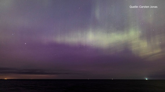 Polarlichter über dem Bülker Leuchtturm in Strande. © Carsten Jonas 