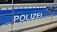 Die Türe eines Polizeiwagens. © NDR Foto: Samir Chawki