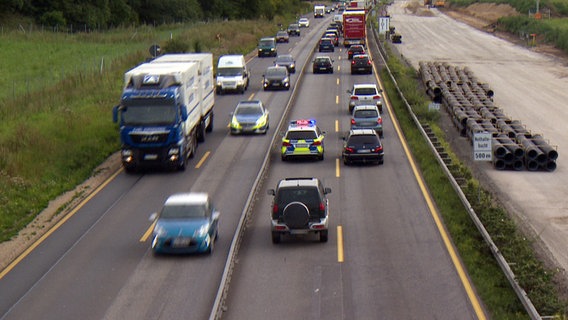 Zwei Polizeiwagen auf einer Autobahn. © NDR 