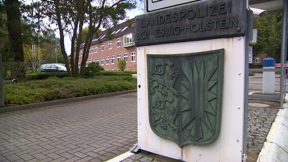 Ein Schild der Landespolizei Schleswig-Holstein vor dem Eingangsbereich der Ausbildungsstätte in Eutin. © NDR 
