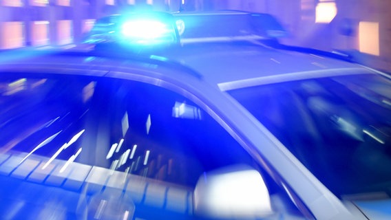 Ein Streifenwagen der Bundespolizei steht mit eingeschaltetem Blaulicht in Flensburg. © dpa-Bildfunk Foto: Carsten Rehder