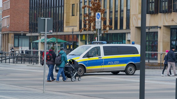 Ein Polizeifahrzeug in der Kieler Innenstadt. © Imago Foto: Chris Emil Janßen