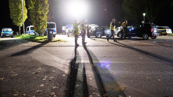 Eine Polizeikontrolle an einer Autobahn im Kreis Pinneberg. © JOTO Foto: Tobias Johanning