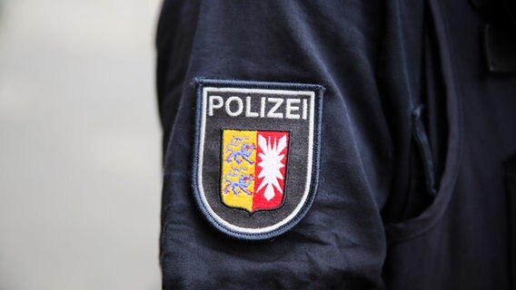 Schriftzug Polizei und Stadtswappen von Kiel stehen auf dem Ärmel an der Uniform eines Polizisten. © NDR Foto: Pavel Stoyan