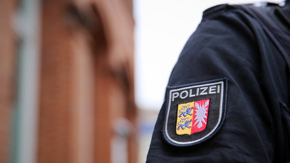 Schriftzug Polizei und Stadtswappen von Kiel stehen auf dem Ärmel an der Uniform eines Polizisten. © NDR Foto: Pavel Stoyan