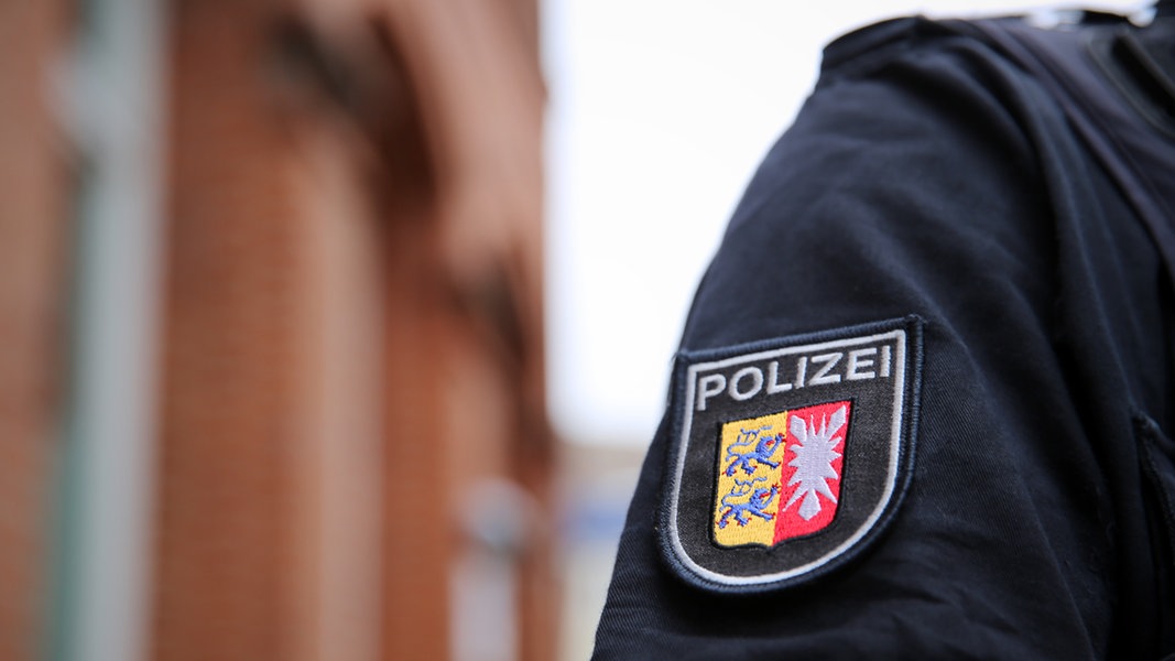 Schriftzug Polizei und Stadtswappen von Kiel stehen auf dem Ärmel an der Uniform eines Polizisten.